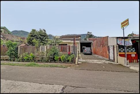 Adinda Homestay Лембанг Экстерьер фото