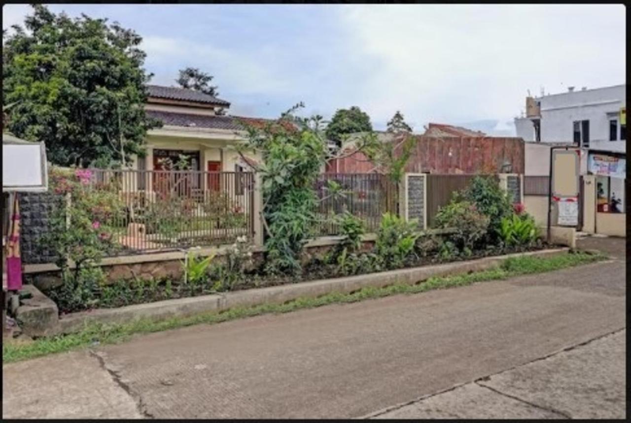 Adinda Homestay Лембанг Экстерьер фото